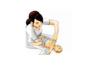 Pierwsza pomoc przy zakrztuszeniu niemowlaka: uciskanie klatki piersiowej