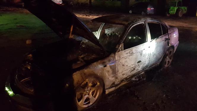 BMW w ogniu! Strażacy gasili pożar u mechanika
