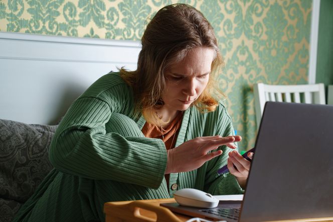 Kobieta pracuje na laptopie w domu 