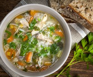 Zupa drobiowa z ryżem: oszczędny przepis na sycącą zupę