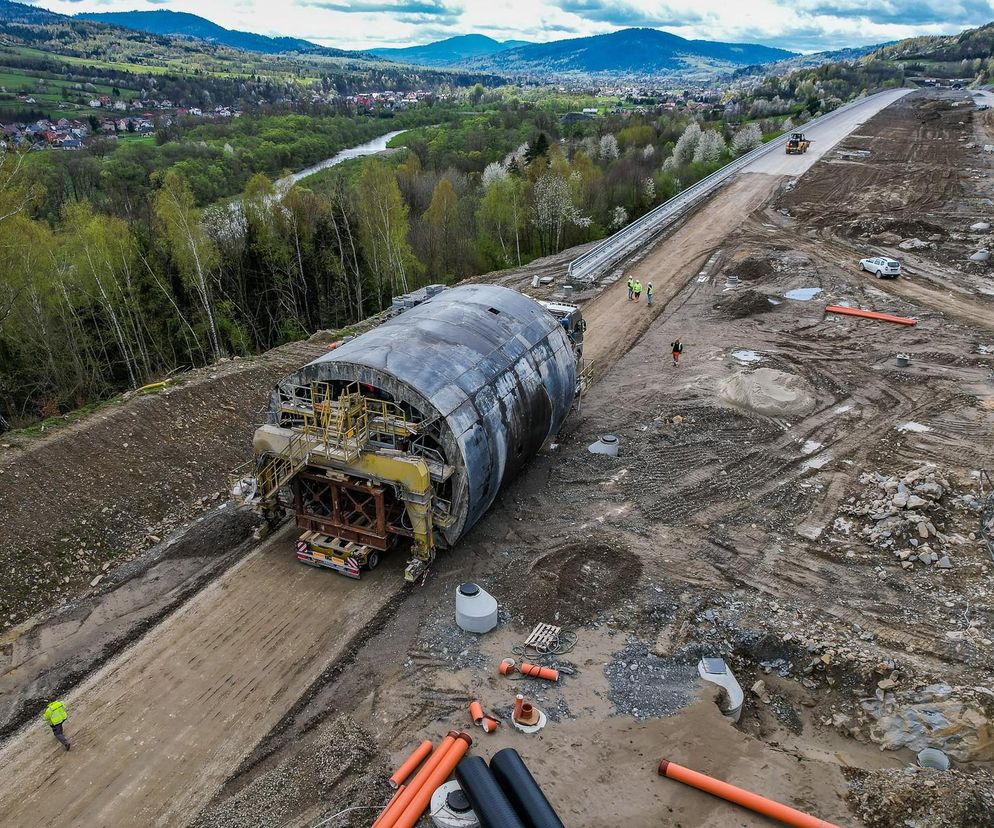 Obejście Węgierskiej Górki, na plac budowy dotarła obudowa kolejnego tunelu