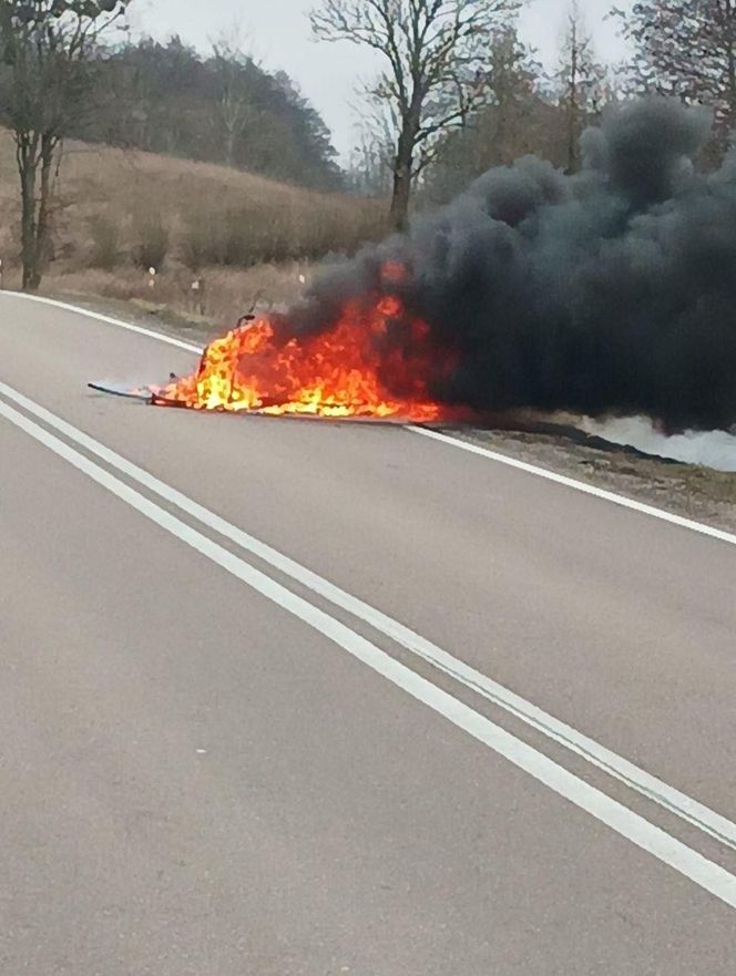   Jeziorki. Auto stanęło w płomieniach. Kierowca uciekł w ostatniej chwili