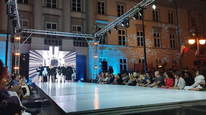 RADOM FASHION SHOW