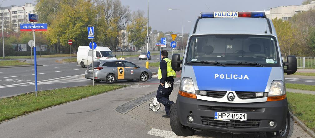 Warszawa. Znany polityk zmasakrował kolano rowerzystce