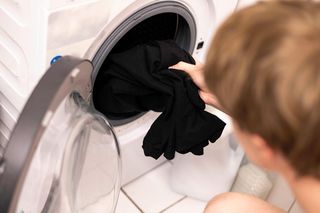 Dolewasz więcej płynu do płukania, a ubrania wciąż śmierdzą? Ten sposób prania ciemnych ubrań jest skuteczniejszy i kosztuje grosze