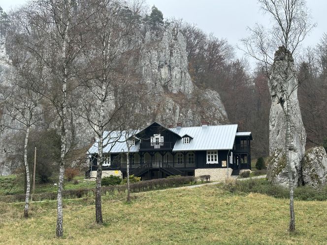 Najpiękniejsza wieś w Małopolsce zachwyca także jesienią. Leży na Szlaku Orlich Gniazd