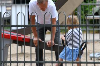 Donald Tusk bawi się z wnuczką