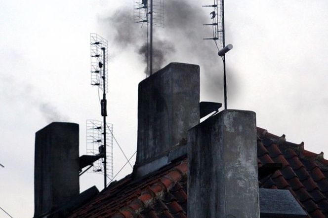 Sąsiad pali w piecu śmieci. Czy można go zmusić do zmiany sposobu ogrzewania domu? 