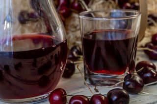 Wino z wiśni – przepis krok po kroku