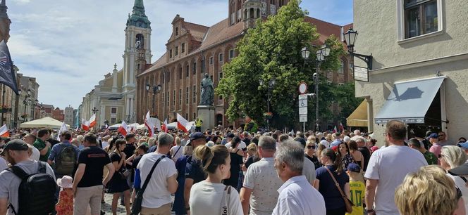 Marsz Milczenia dla Klaudii w Toruniu. „Niech nasza cisza przemówi głośniej niż słowa” [RELACJA NA ŻYWO]