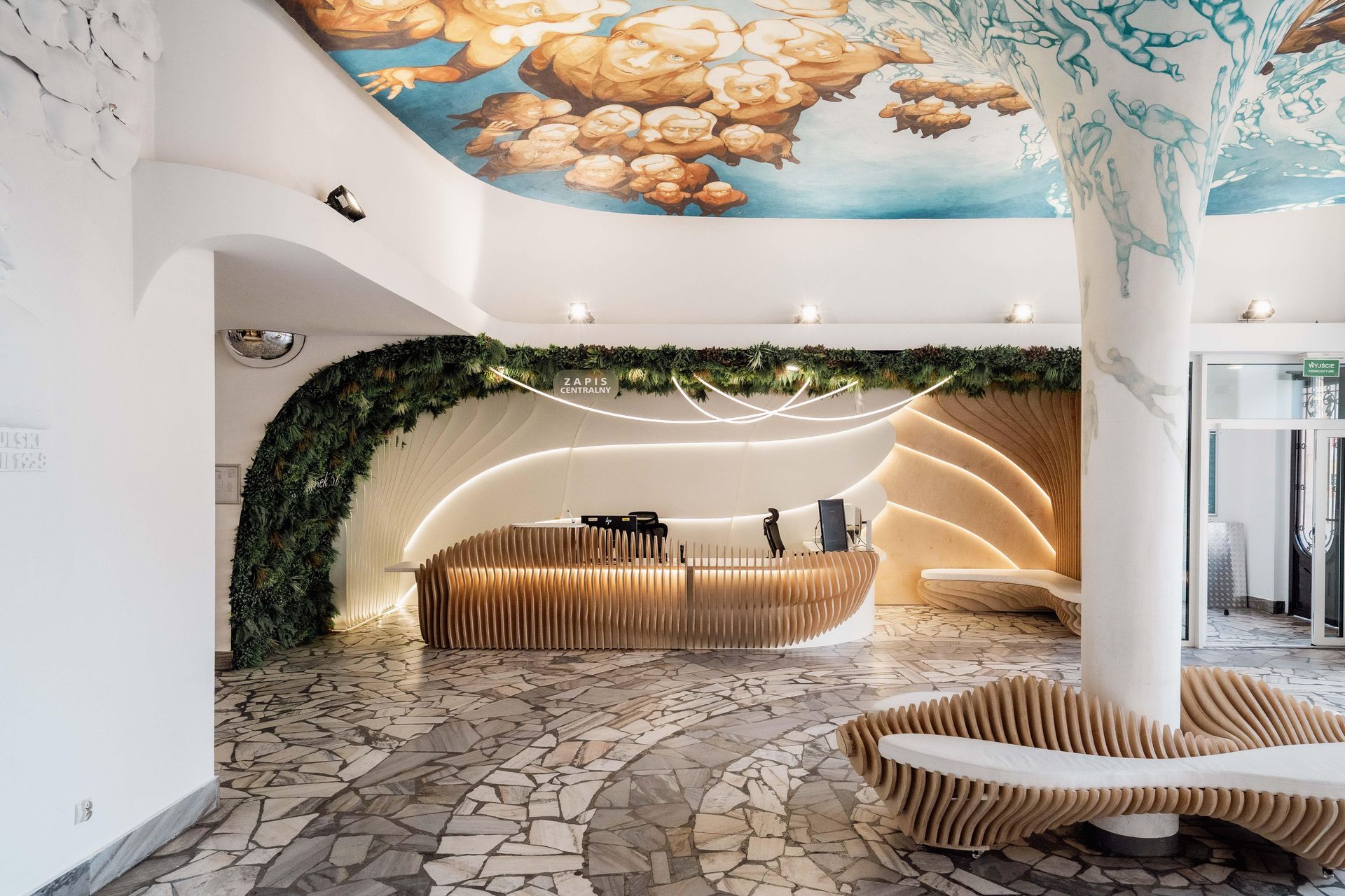 Galeria pod Plafonem i strefa wejściowa Dolnośląskiej Biblioteki Publicznej na rynku