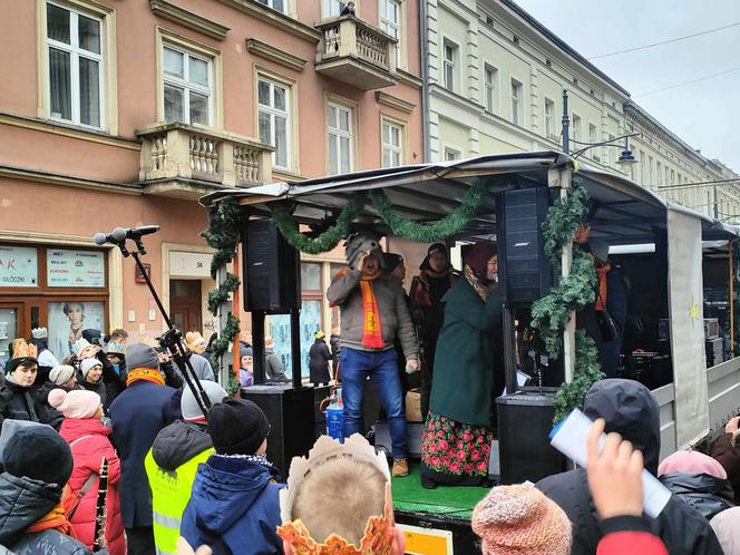 Kolorowy Orszak Trzech Króli w Łodzi. W centrum miasta pojawiło się mnóstwo osób [ZDJĘCIA]