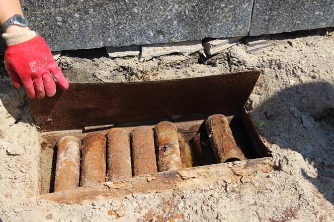 Skrzynia z urnami znaleziona pod Pomnikiem Partyzanta