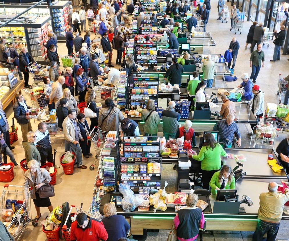 Dantejskie sceny w dyskontach przed Wielkanocą. „Po zamknięciu walili w szyby”