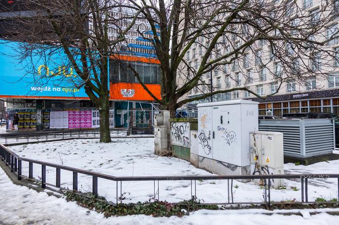 Okolice Pawilonu Cepelii: skrzynki z instalacjami, barierka pokryta graffiti