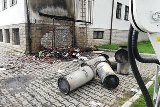 Nowica. Pożar szkoły podstawowej. Zaczęło się od palących pojemników na śmieci