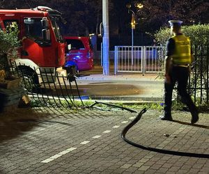 Makabryczny wypadek na Mokotowie. Motocyklista zderzył się z autem i wpadł na parking
