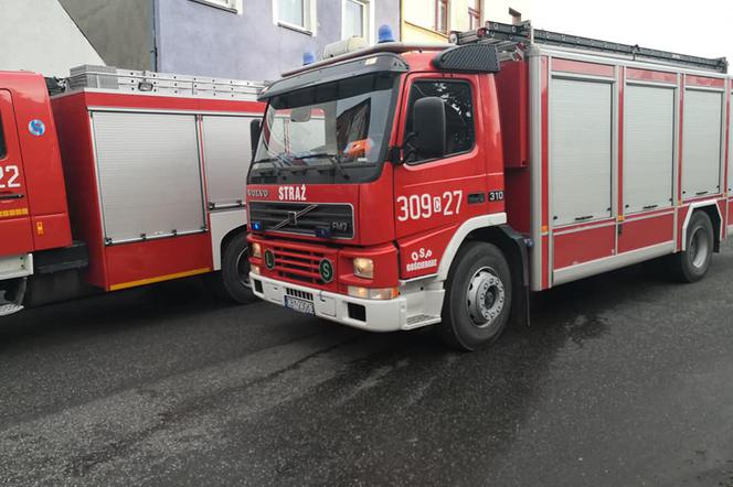 Groźny pożar w kamienicy. Z ogniem walczyło 6 zastępów straży. EWAKUOWANO mieszkańców