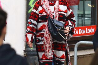 Kayah. Leczyła gardło i opalała kolana