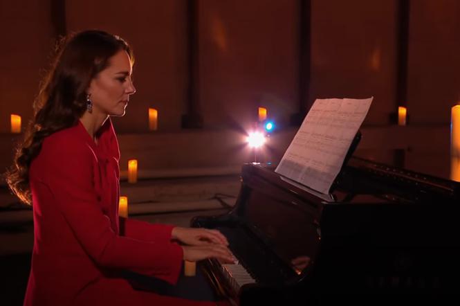 Księżna Kate Middleton gra na fortepianie