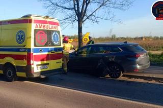 Zderzenie skutera z samochodem w Piasecznie. Do rannego wezwano śmigłowiec