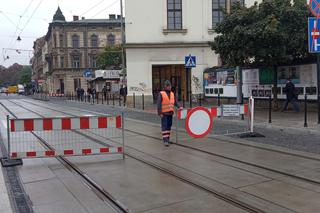 Kuriozum w centrum Krakowa. Tramwaje przepuszcza dróżnik