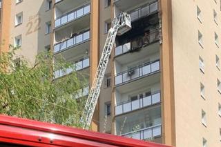 Pożar bloku na Gocławiu. Balkon wieżowca stanął w ogniu