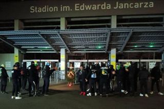 Pojechali pod stadion Stali Gorzów z pogrzebowym wieńcem. Kontrowersyjna akcja kibiców Falubazu