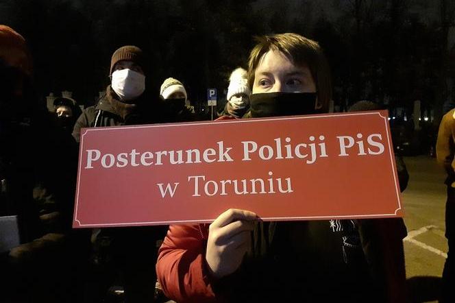 Strajk kobiet w Toruniu. Protest pod komendą policji. Tchórze, tchórze! 