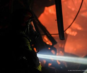  Kawle. Pożar zakładu przetwórstwa drobiowego. 120 strażaków walczy z żywiołem w czwartek, 14 sierpnia. Jeden z nich zaginął [ZDJĘCIA]