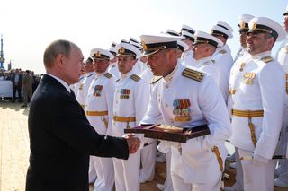 Putin podczas podniesienia bandery na Kniaziu Pożarskim