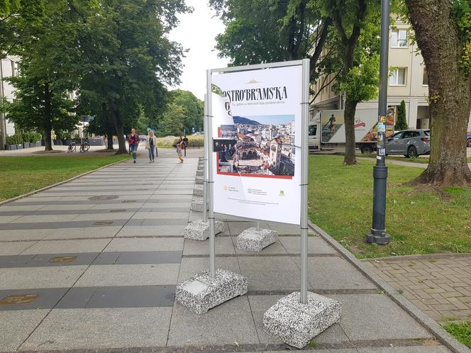 Zniszczona wystawa „Szlakiem Ostrobramskiej” na Alei Bluesa w Białymstoku