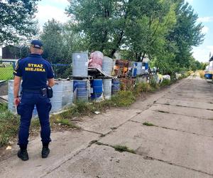 Ponad 100 beczek z chemikaliami na Muchoborze. „To substancje, które służyły do produkcji w drukarni”