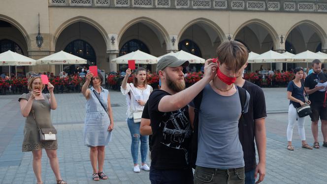 Ukraińcy protestowali na krakowskim Rynku. Chcą, by Ołeh Sencow i inni ukraińscy więźniowie polityczni zostali wypuszczeni z rosyjskich więzień