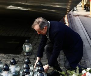 Joanna Racewicz ociera łzy przy grobie męża, pocieszyła ją Barbara Nowacka