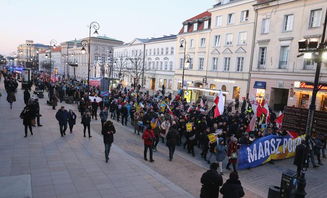 "Kijów, Warszawa - wspólna sprawa!". Mieszkańcy stolicy na antywojennych protestach