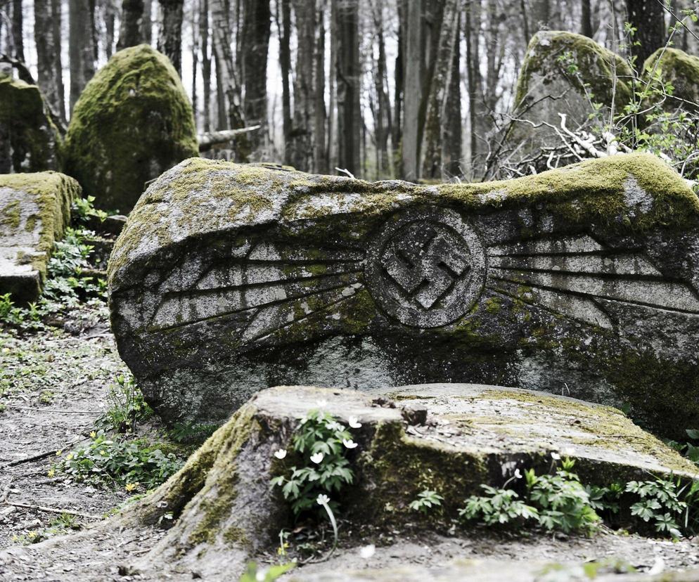   Pseudomegalityczny cmentarz Dohnów na Mazurach [GALERIA]