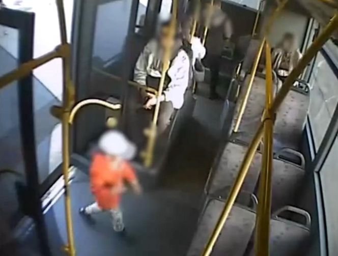 Czterolatek jechał sam autobusem.  Zobacz, co zrobił kierowca, jest nagranie 