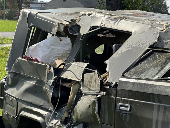 Wojskowe auto wylądowało na dachu. Ranny 34-latek