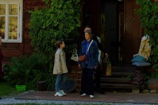 	M jak miłość nowy sezon na planie. Natalka (Dominika Suchecka), jej córka Hania (Wiktoria Basik), Bartek (Arkadiusz Smoleński), Kisielowa (Małgorzata Rożniatowska)