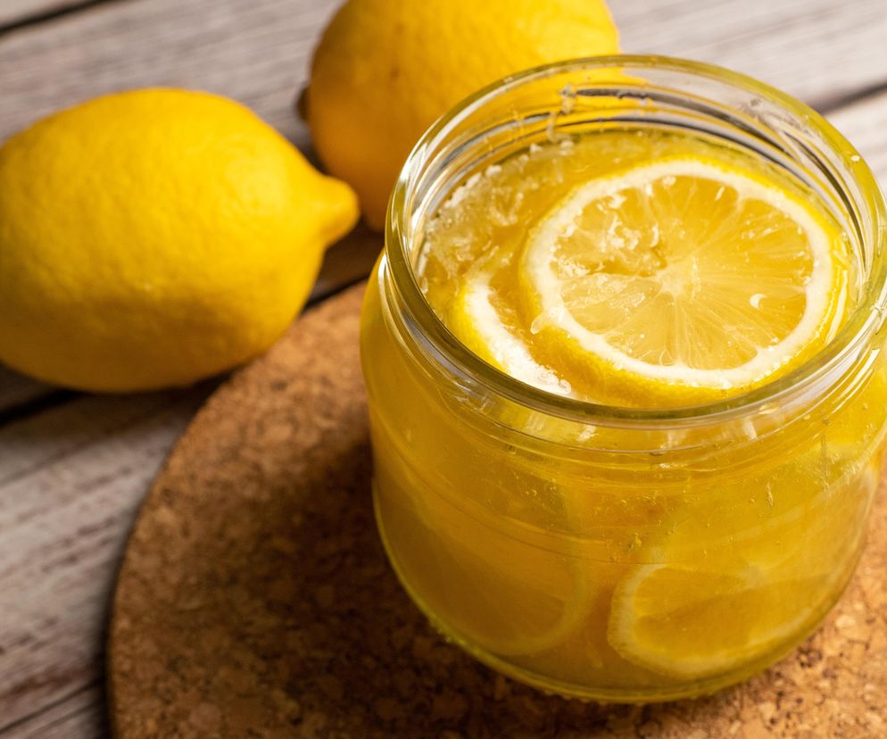 Syrop z cytryny w słoiku – idealny do herbaty i na przeziębienie
