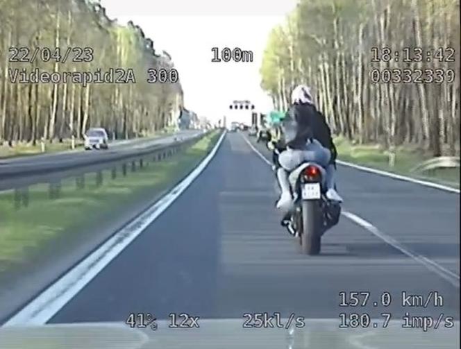 32-latek musi zapłacić gigantyczny mandat. Uciekał motocyklem przed policyjnym patrolem przez trzy miasta