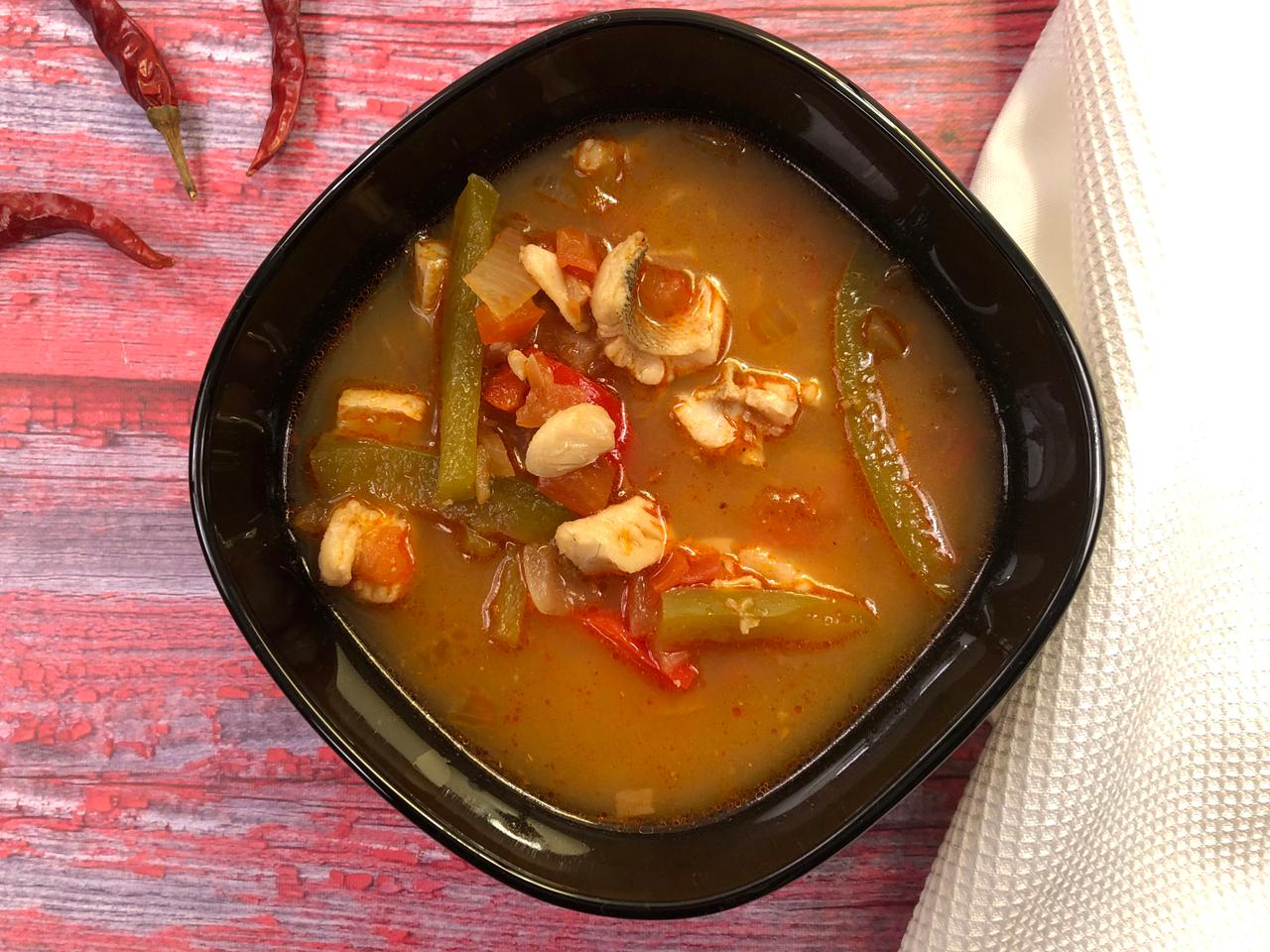 Zupa rybna po węgiersku  - oczywiście z papryką. Przepis na halaszle