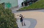Nowy postrach seniorów we Wrocławiu. Złodziej na hulajnodze zrywa łańcuszki, policja szuka przestępcy