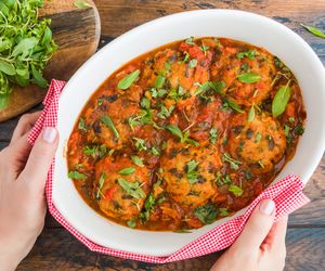 Mielone z mięsa i ryżu pieczone w sosie pomidorowym z miętą: przepis na tani i pyszny obiad