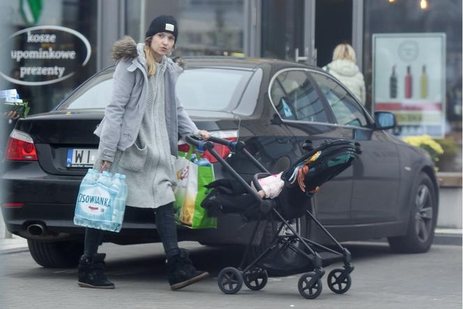 Joanna Koroniewiska robi zakupy z dzieckiem