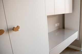 Aranżacja pokoju dziecięcego w bieli. Białe meble