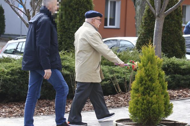 Lech Wałęsa z palemką na mszy w kościele