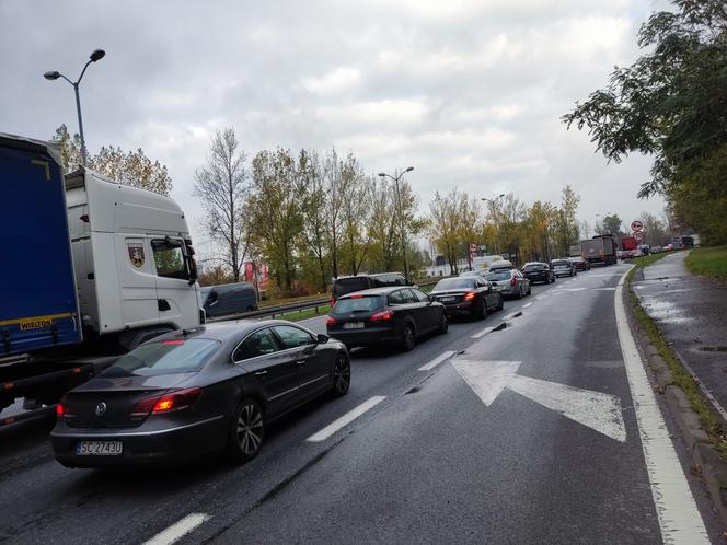 Przebiegał przez sześć pasów jezdni w Katowicach! W ciężkim stanie trafił do szpitala