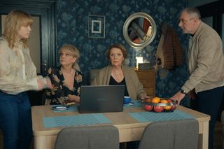 Barwy szczęścia, odcinek 3192. Emilka (Jessica Frankiewicz), Małgorzata (Adrianna Biedrzyńska), Józefina (Elżbieta Jarosik), Andrzej (Leon Charewicz)